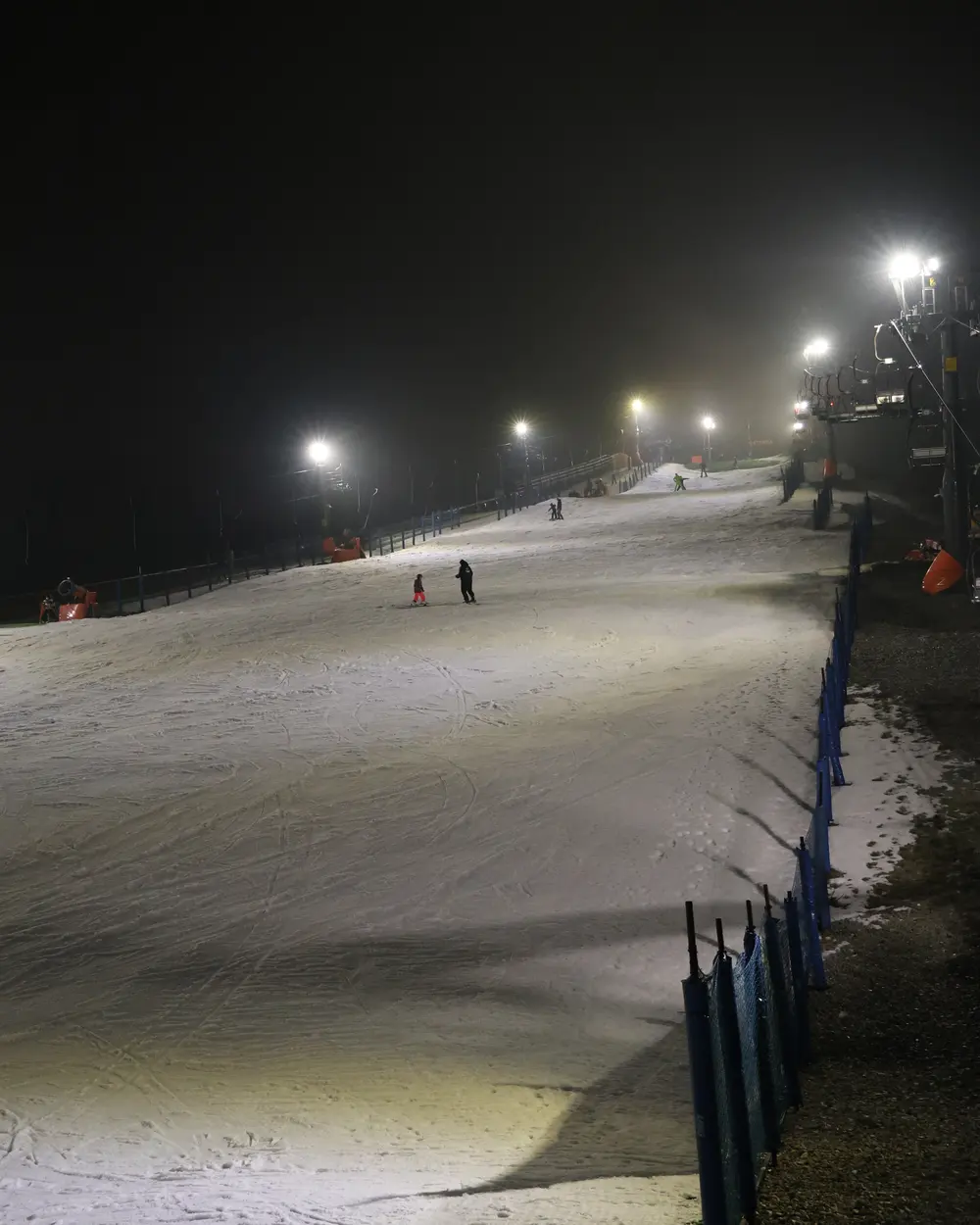 Oświetlony stok Górki Szczęśliwickiej nocą